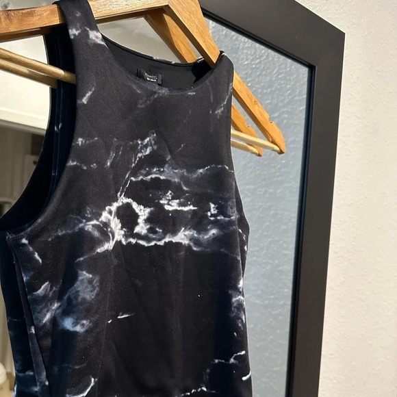 EXPRESS NWOT Body Contour High Compression Marbled Cropped - Picture 12 of 12